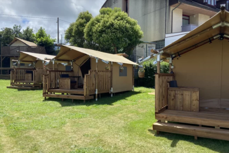 Dormir entre árboles y escuchar el mar: así es la experiencia glamping en Camping Las Gaviotas